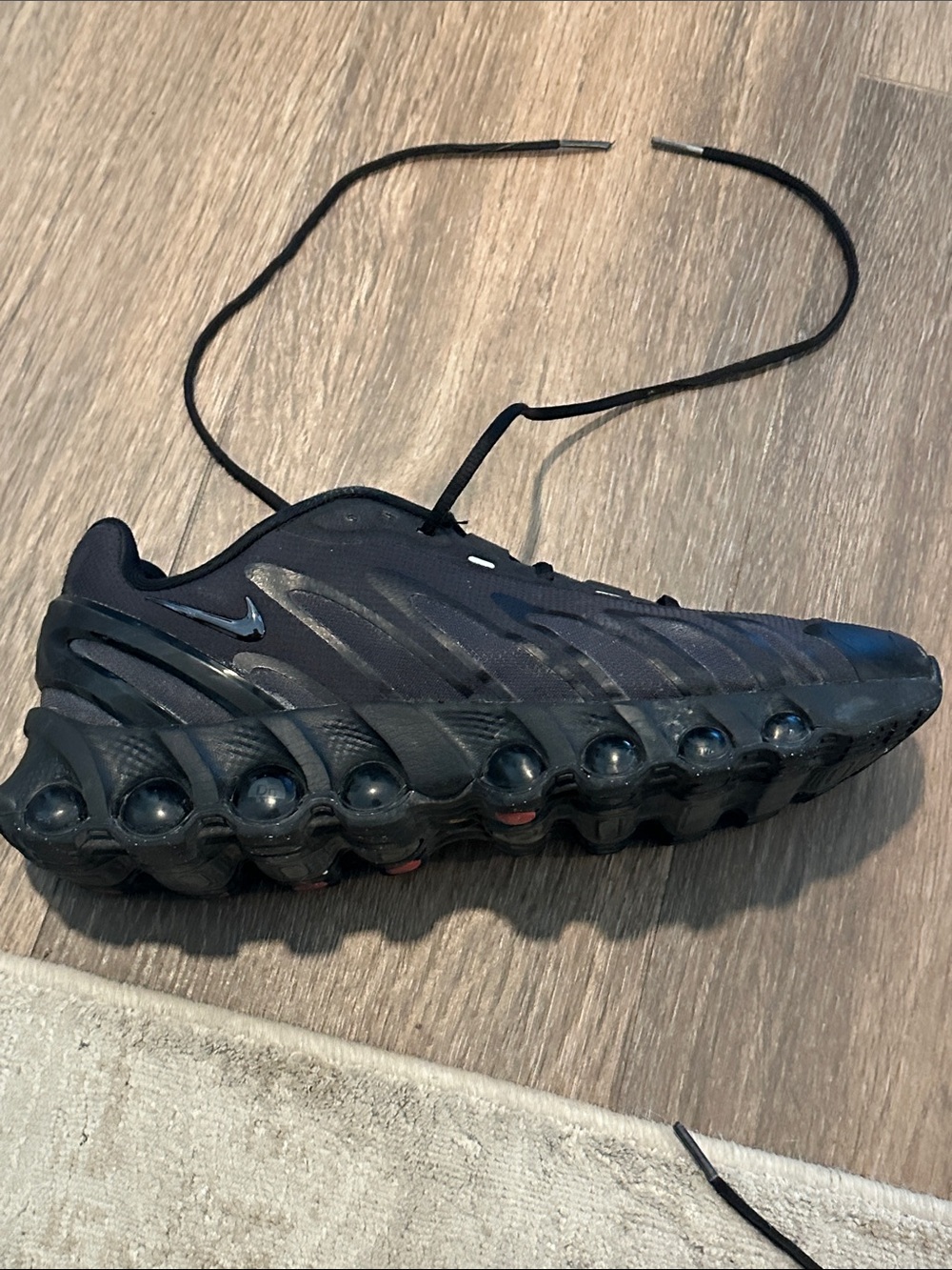 Nike Men’s Black Athletic Running Shoe with Visible Air bubbles